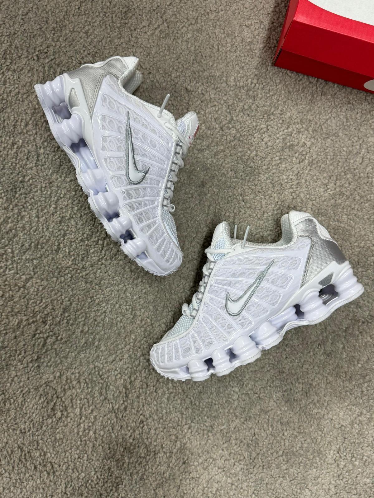 NIKE SHOX