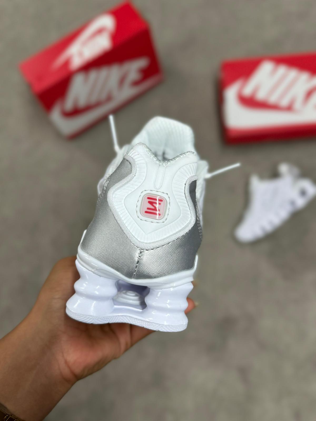 NIKE SHOX