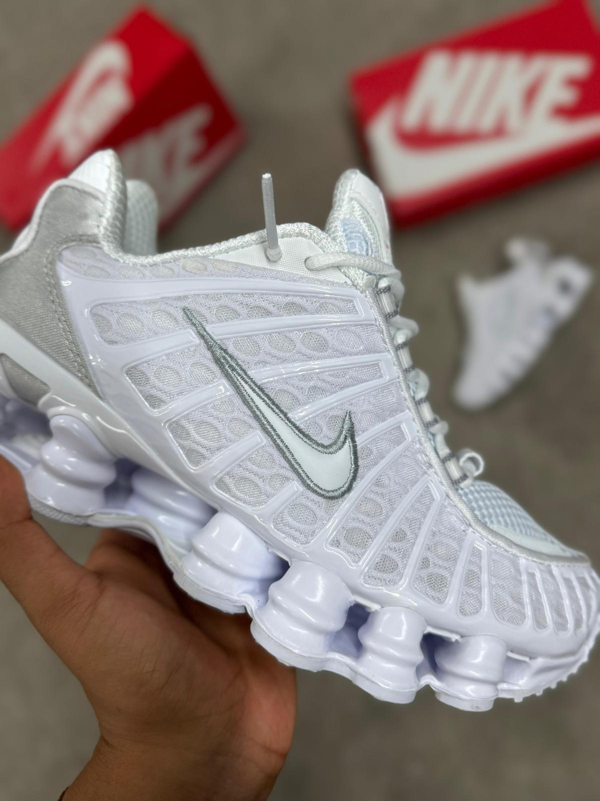 NIKE SHOX