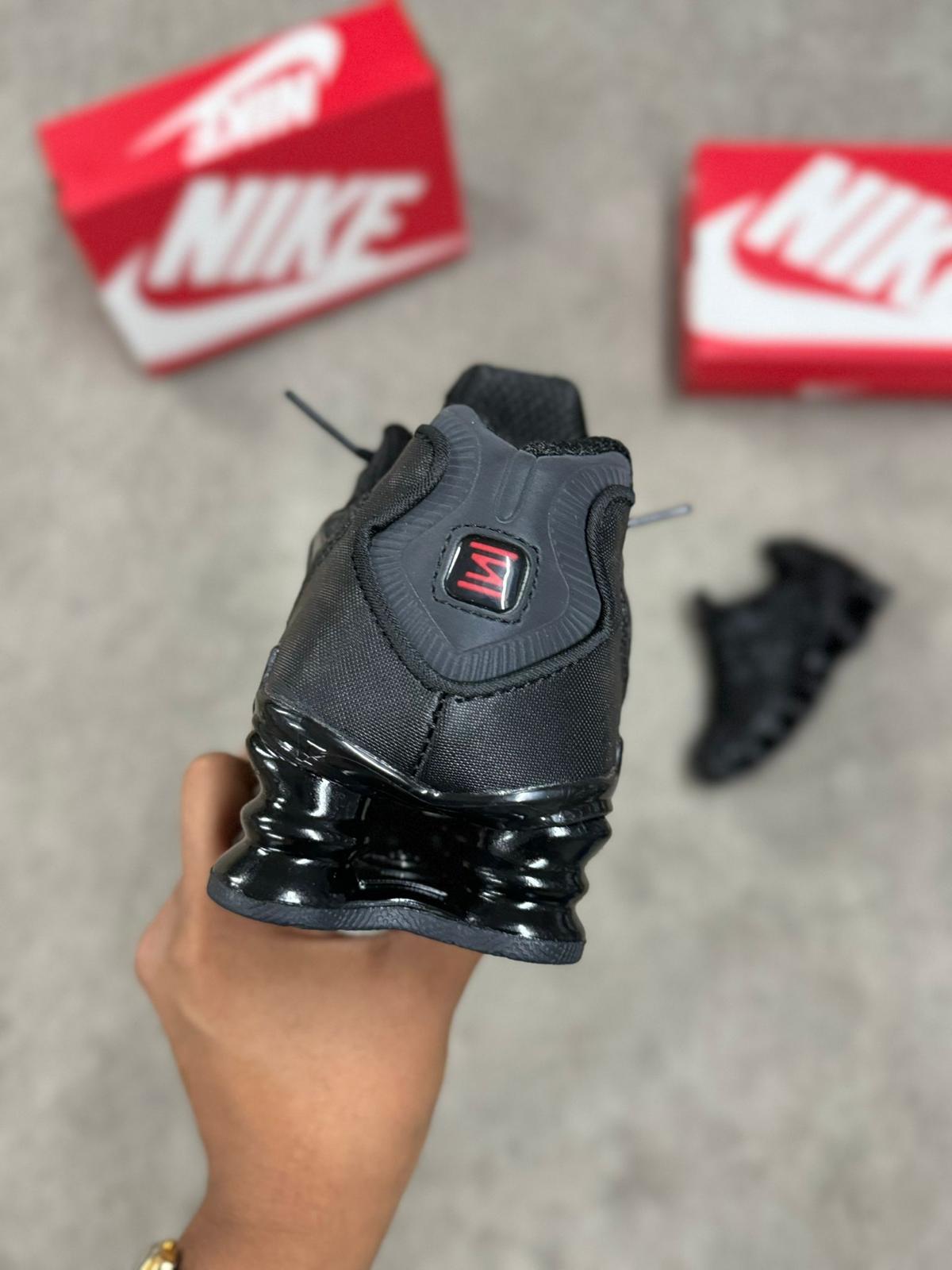 NIKE SHOX
