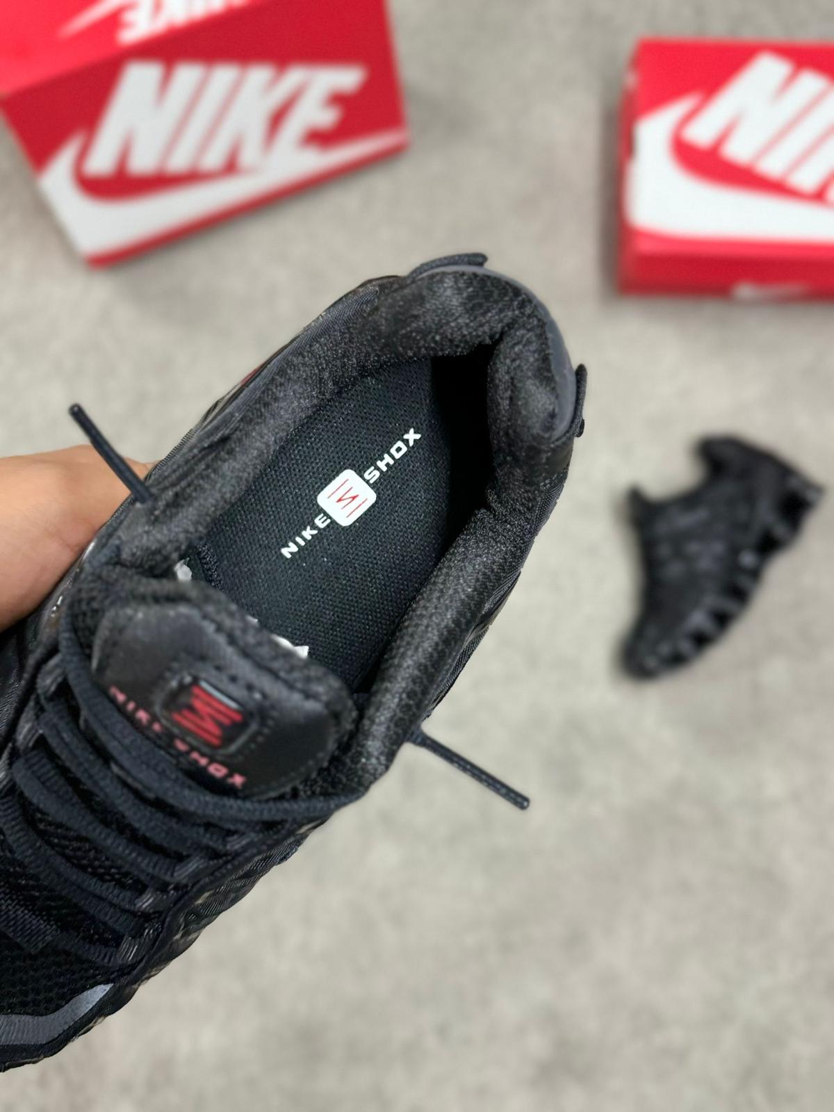 NIKE SHOX