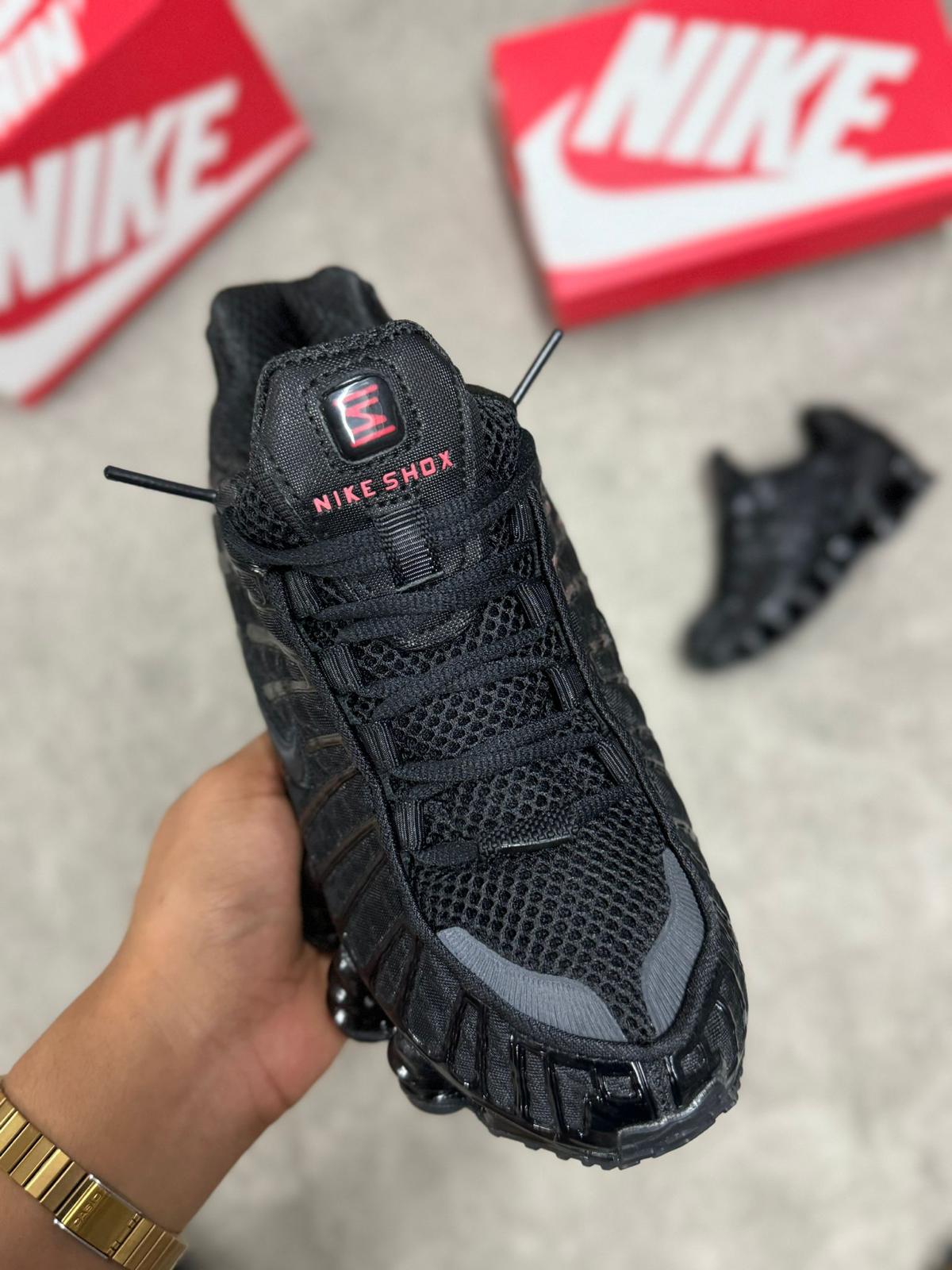 NIKE SHOX