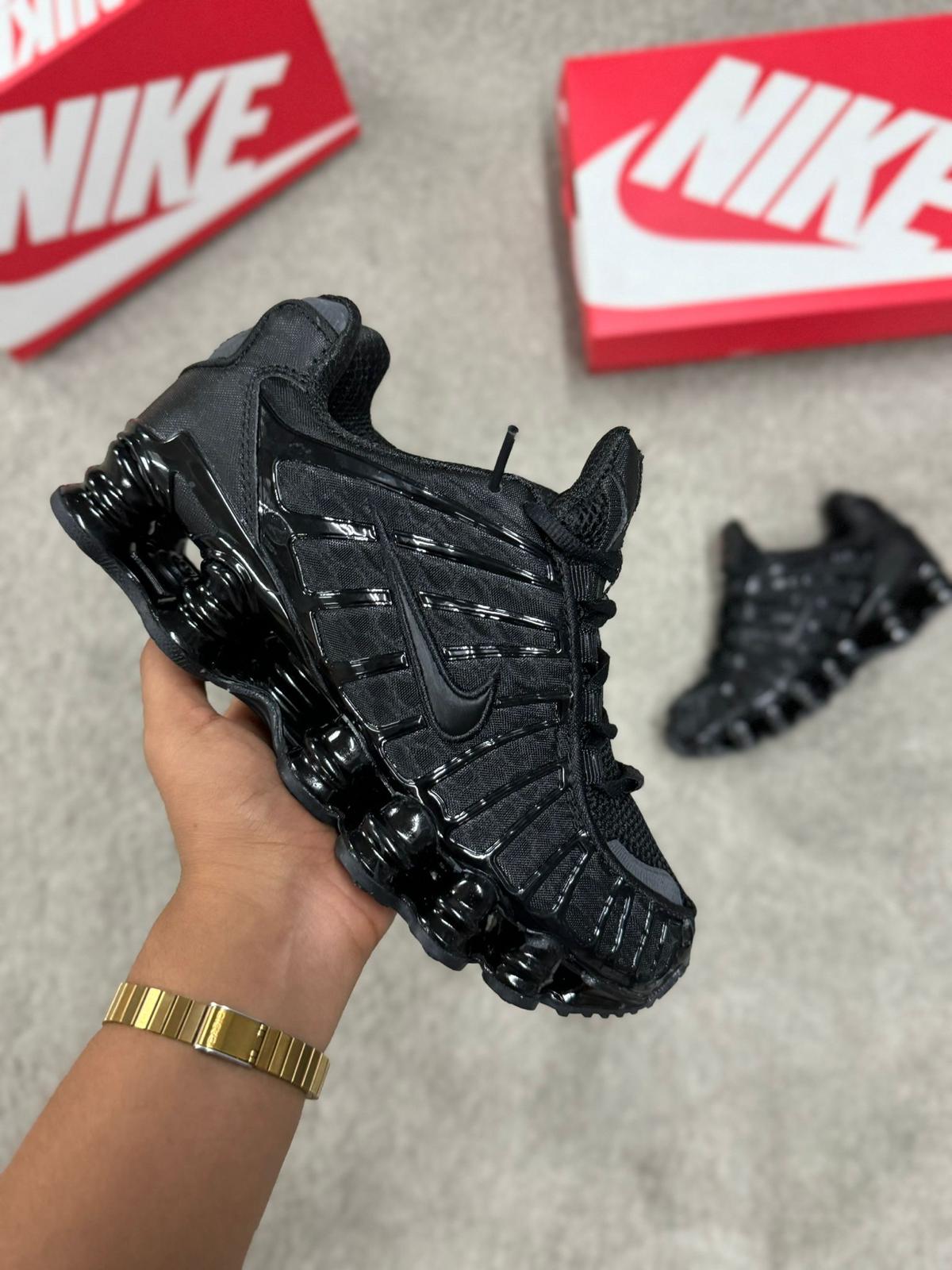 NIKE SHOX