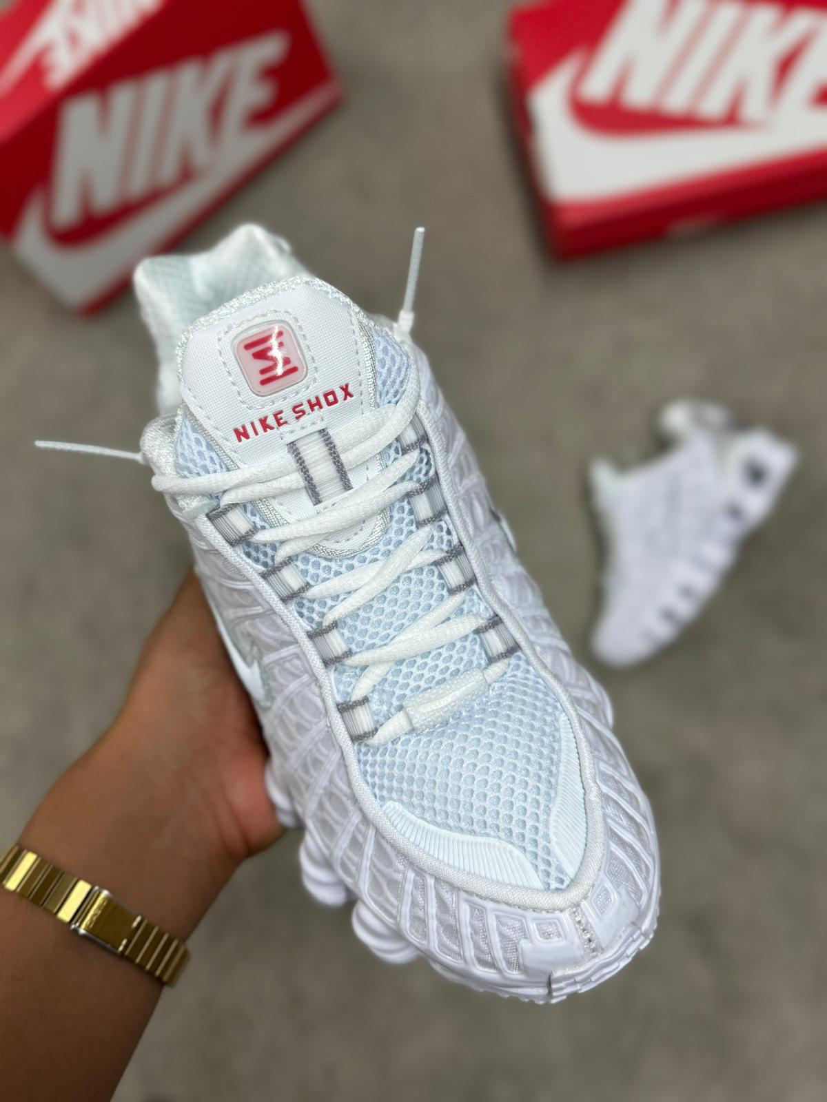 NIKE SHOX